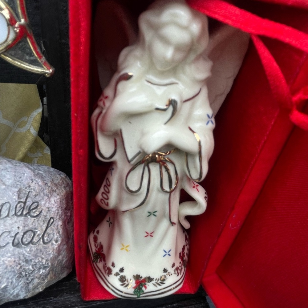 Madison Avenue 2000 Porcelain Angel Musical Ornament Silent Night